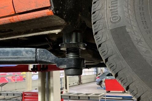 Opname adapter om op de correcte wijze de MAN TGE en Volkswagen Crafter te kunnen heffen.